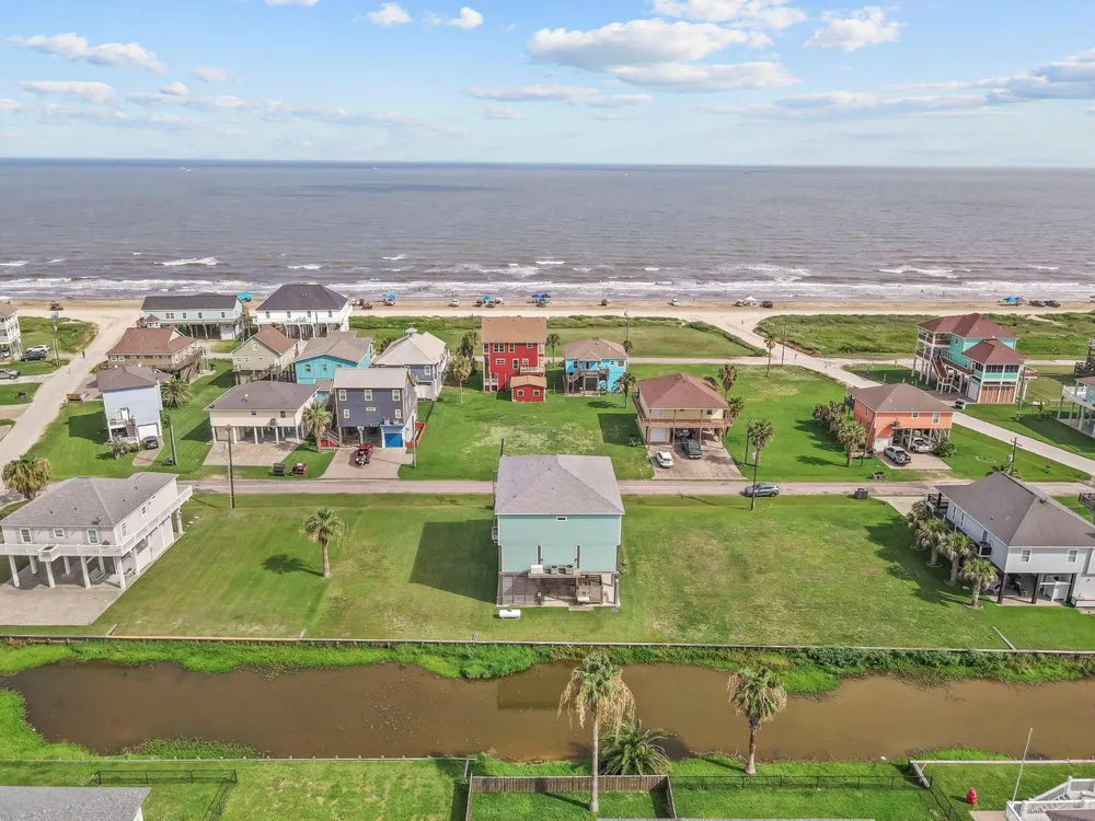 2929 Lakeside Crystal Beach, TX 77650