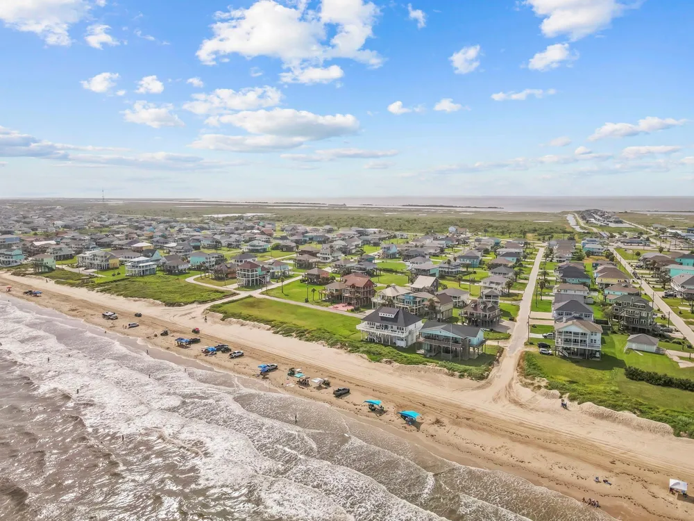 2929 Lakeside Crystal Beach, TX 77650
