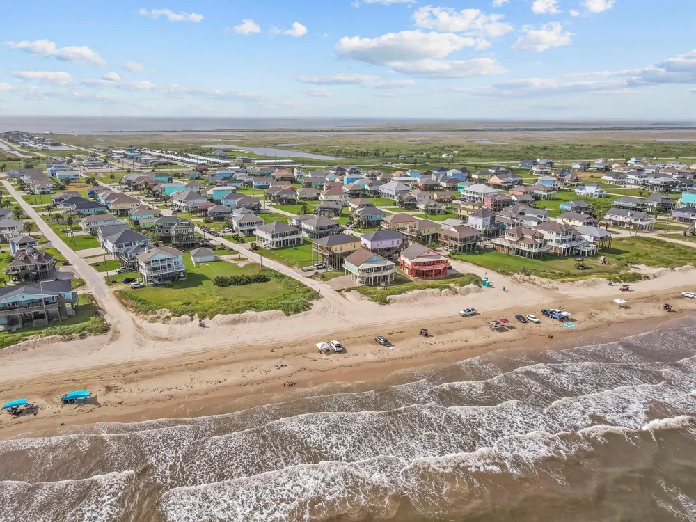 2929 Lakeside Crystal Beach, TX 77650