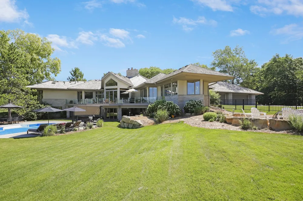 525 Navajo Road W Medina, MN 55340