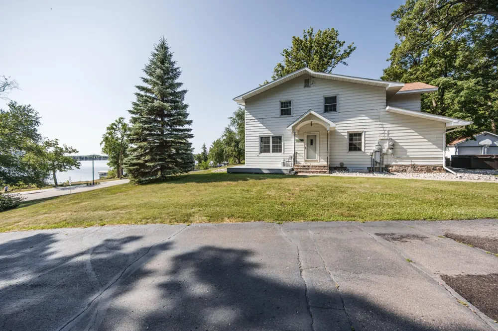 1104 W Lake Drive Detroit Lakes, MN 56501