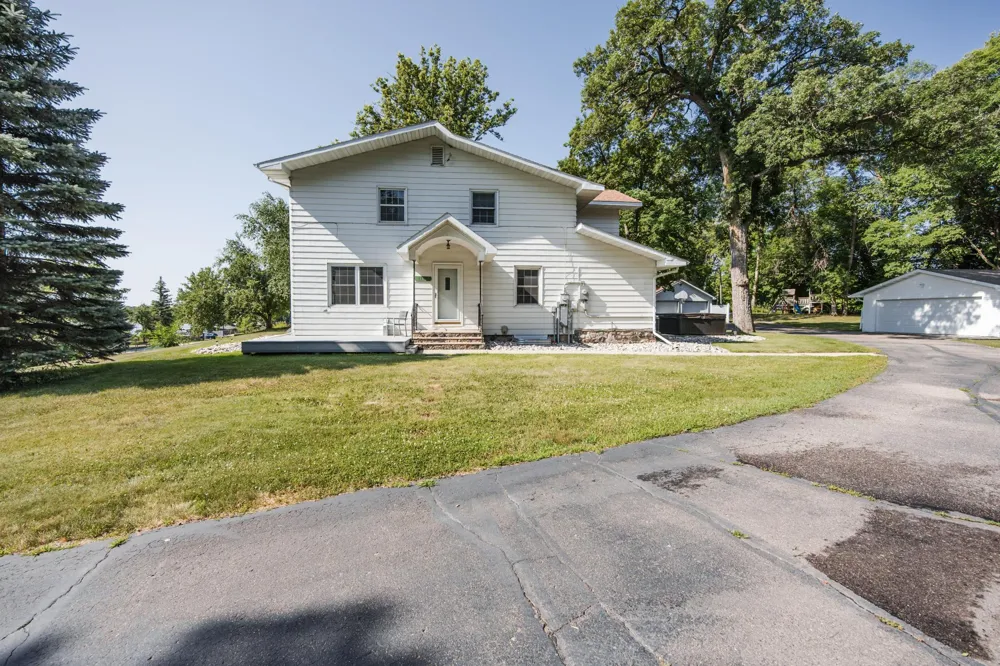 1104 W Lake Drive Detroit Lakes, MN 56501