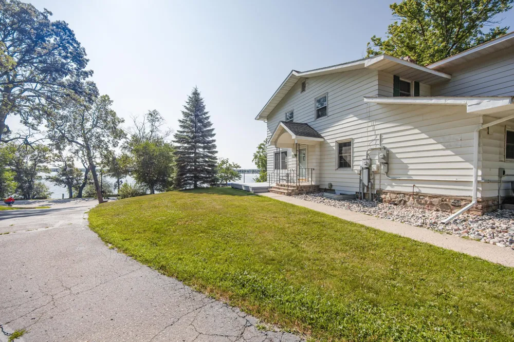 1104 W Lake Drive Detroit Lakes, MN 56501