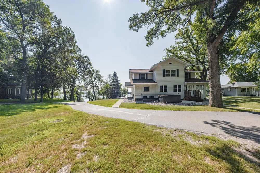 1104 W Lake Drive Detroit Lakes, MN 56501