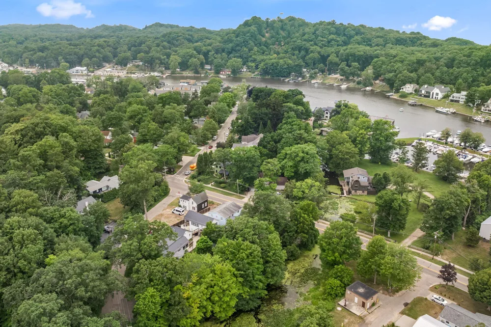 790 Simonson Drive Saugatuck, MI 49453