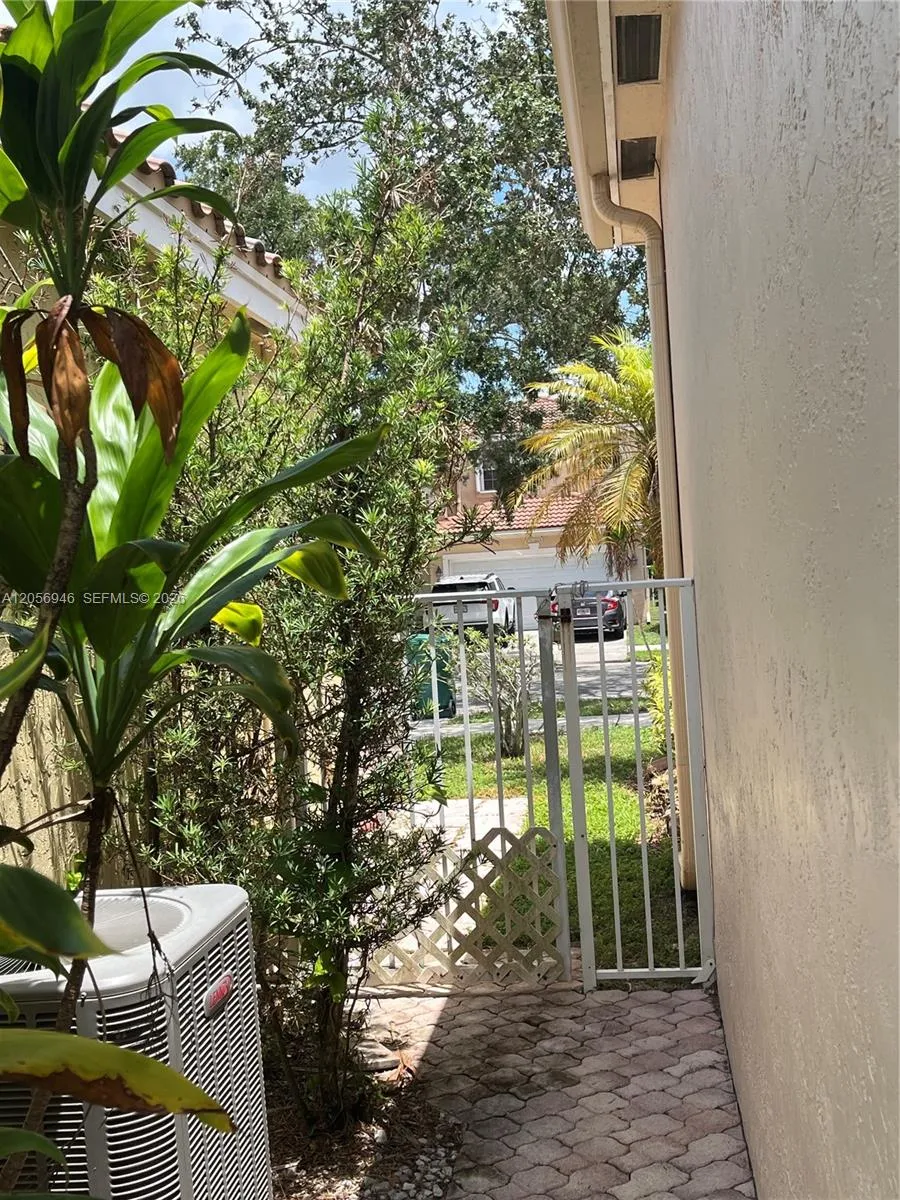 10854 Limeberry Dr Cooper City, FL 33026