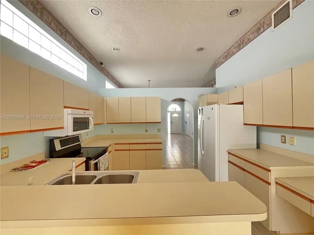10854 Limeberry Dr Cooper City, FL 33026