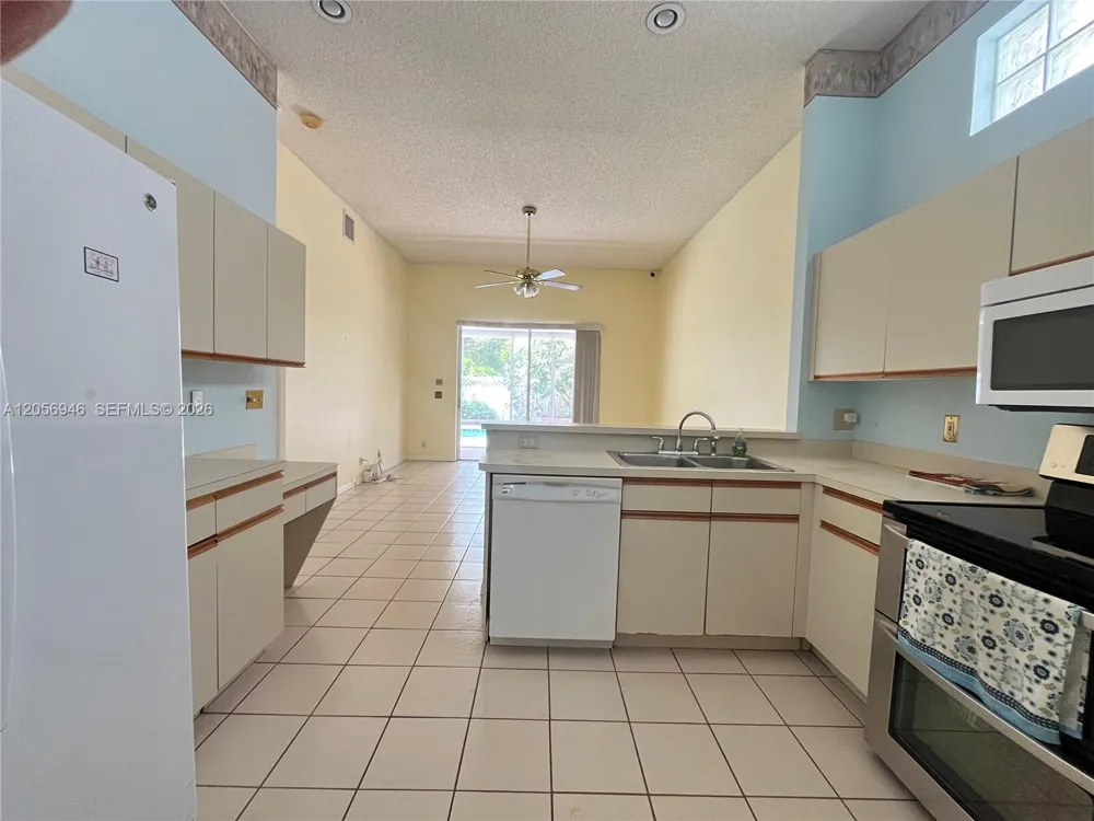 10854 Limeberry Dr Cooper City, FL 33026