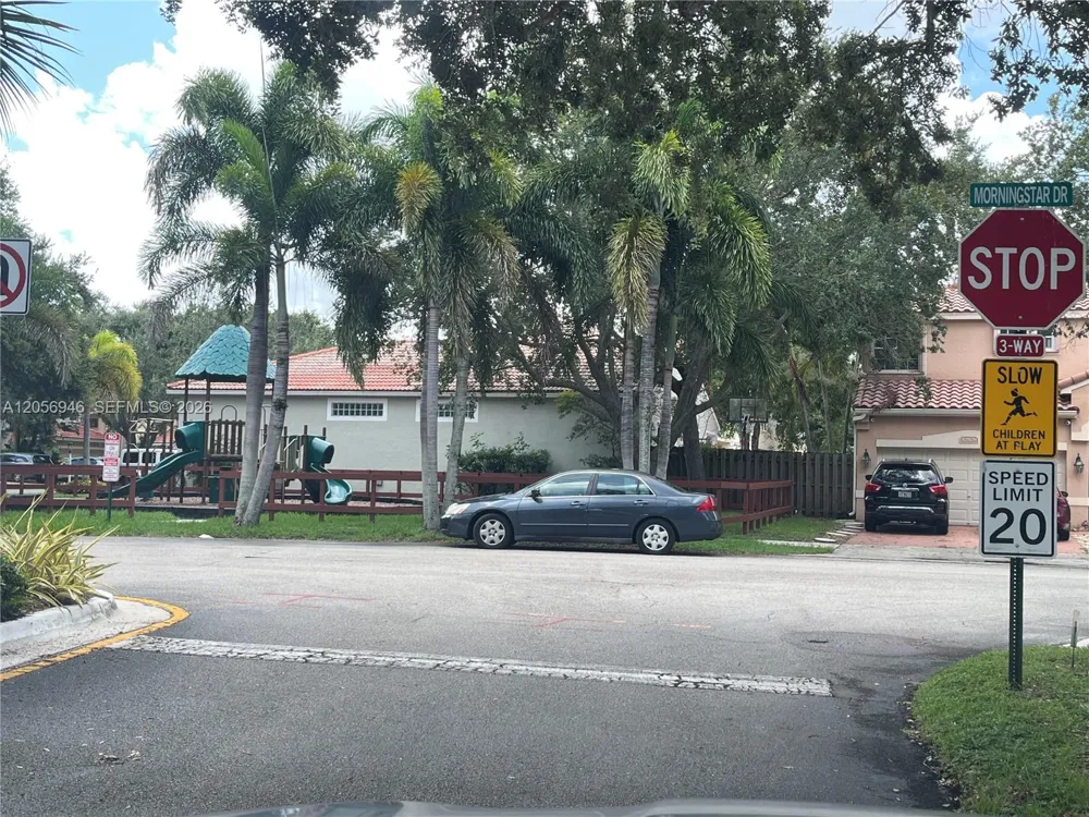 10854 Limeberry Dr Cooper City, FL 33026