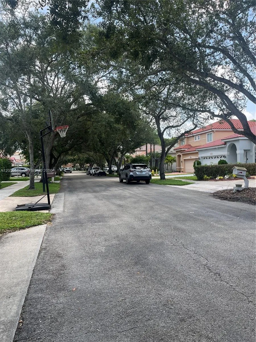 10854 Limeberry Dr Cooper City, FL 33026