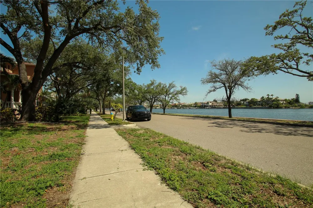424 CHANNEL DRIVE Tampa, FL 33606