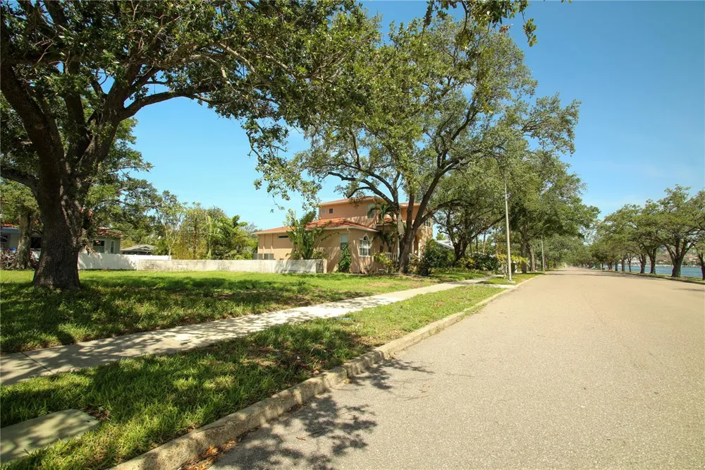 424 CHANNEL DRIVE Tampa, FL 33606