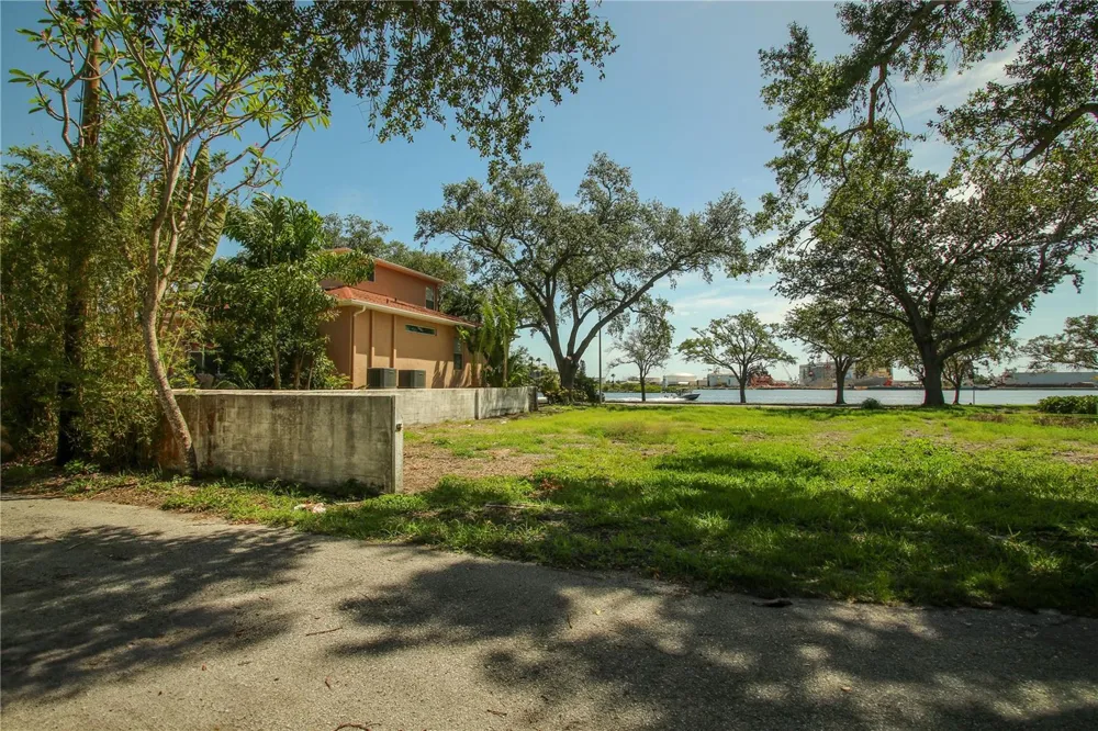 424 CHANNEL DRIVE Tampa, FL 33606