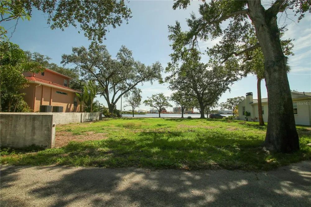 424 CHANNEL DRIVE Tampa, FL 33606