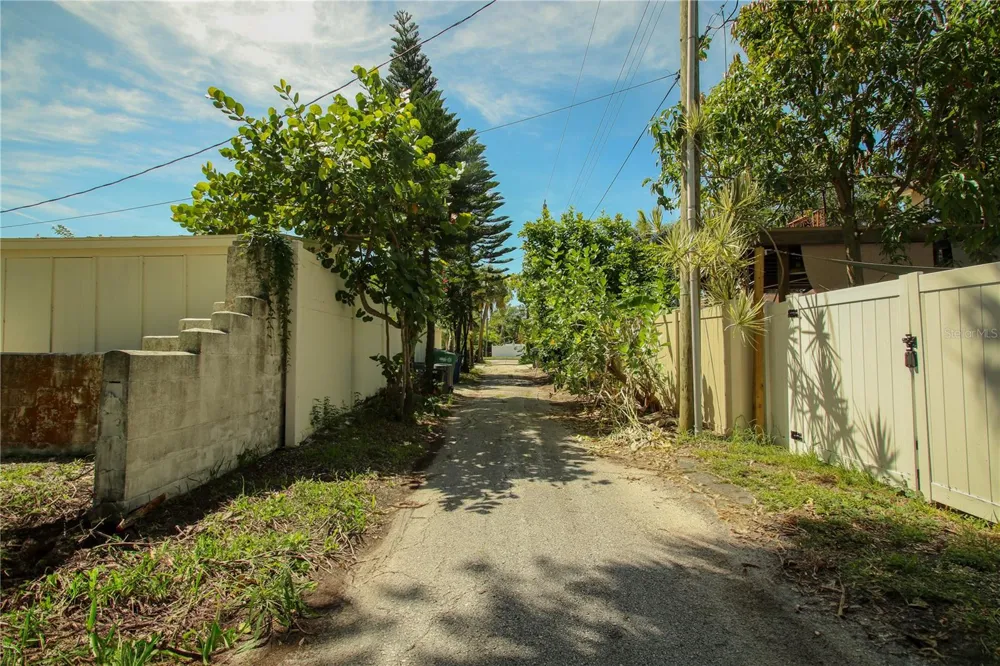 424 CHANNEL DRIVE Tampa, FL 33606