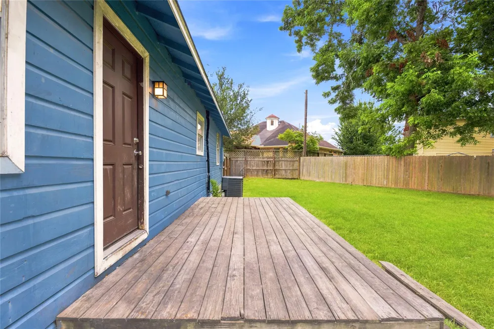 9326 Montgomery Lane La Porte, TX 77571