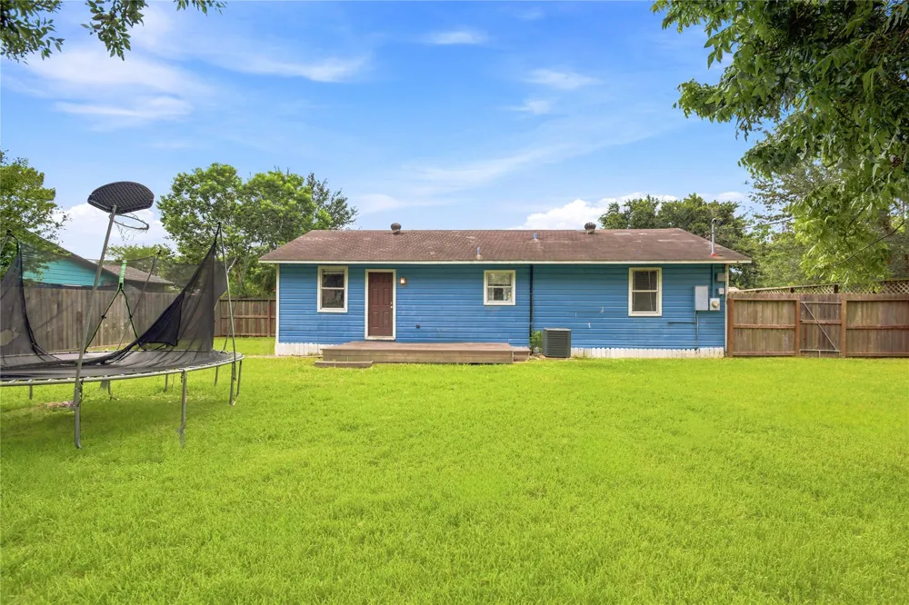 9326 Montgomery Lane La Porte, TX 77571