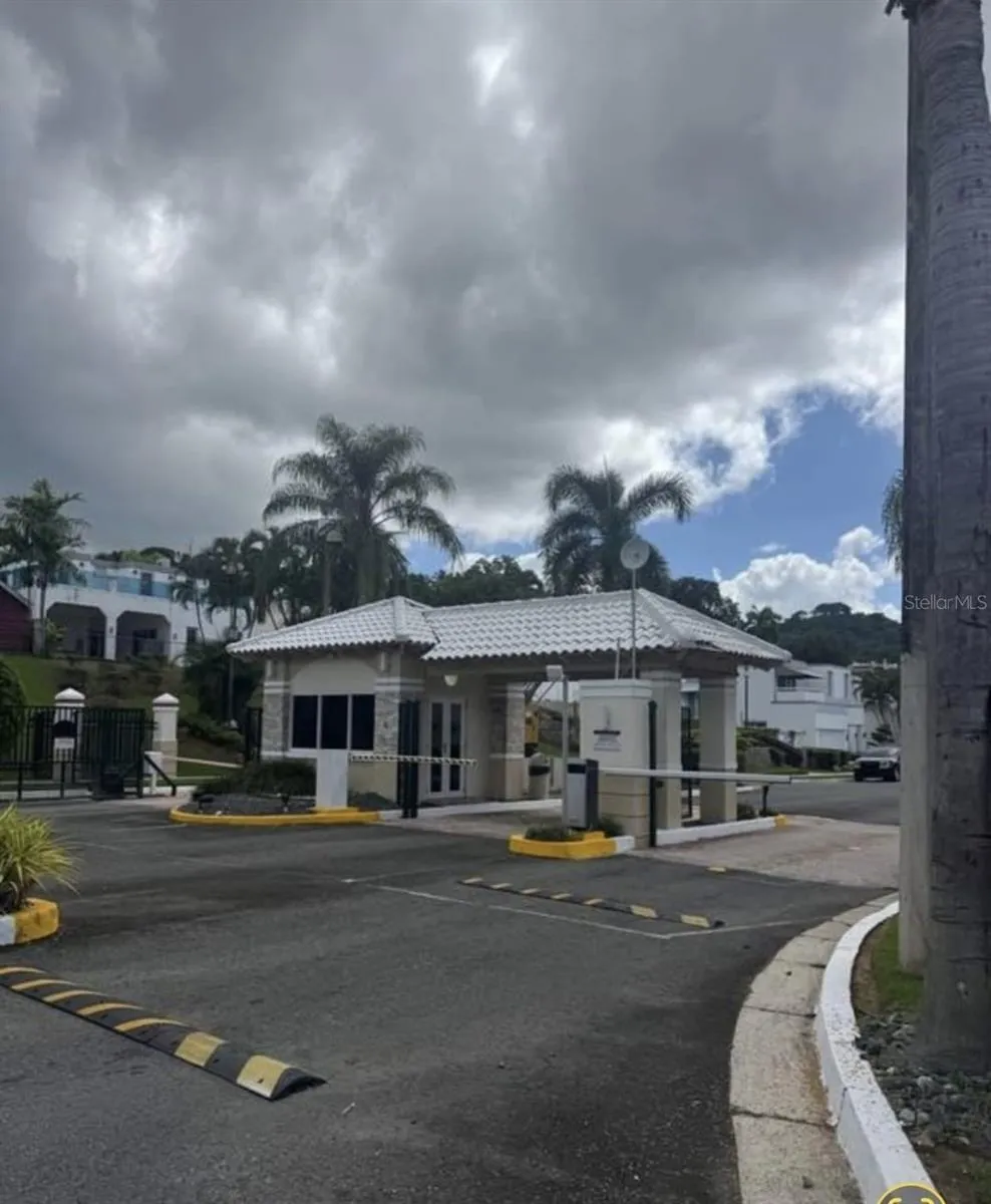 52 BULEVARD DE LOS ARBOLES San Juan, PR 00926
