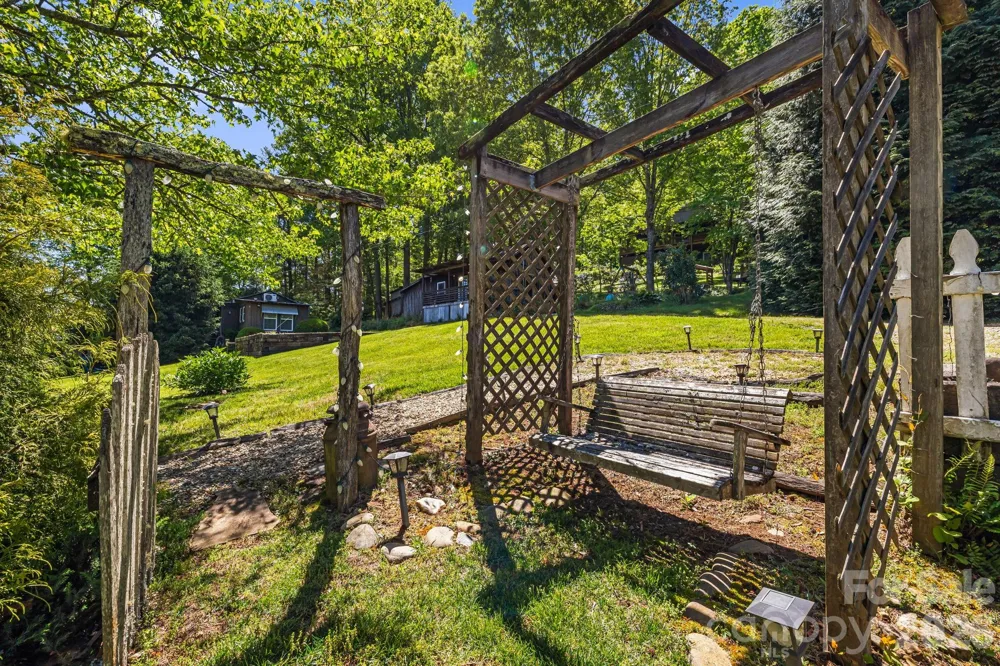 107  111 Hougie Heaven Lane Franklin, NC 28734