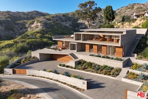 4421 Avenida De La Encinal