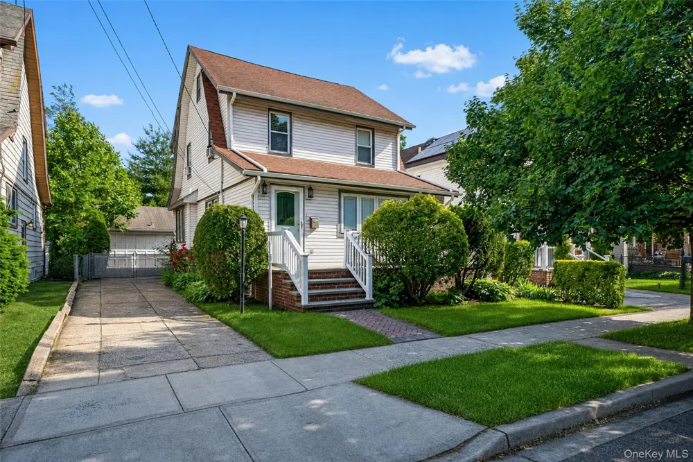 214 Lowell Avenue Floral Park, NY 11001