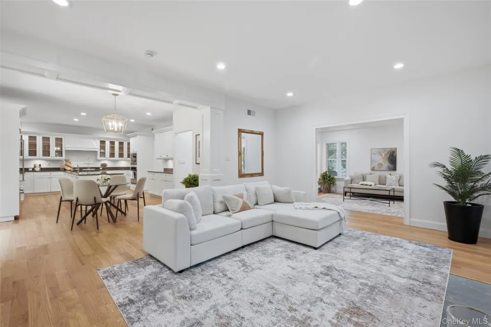 17 Nadworny Lane Stony Brook, NY 11790