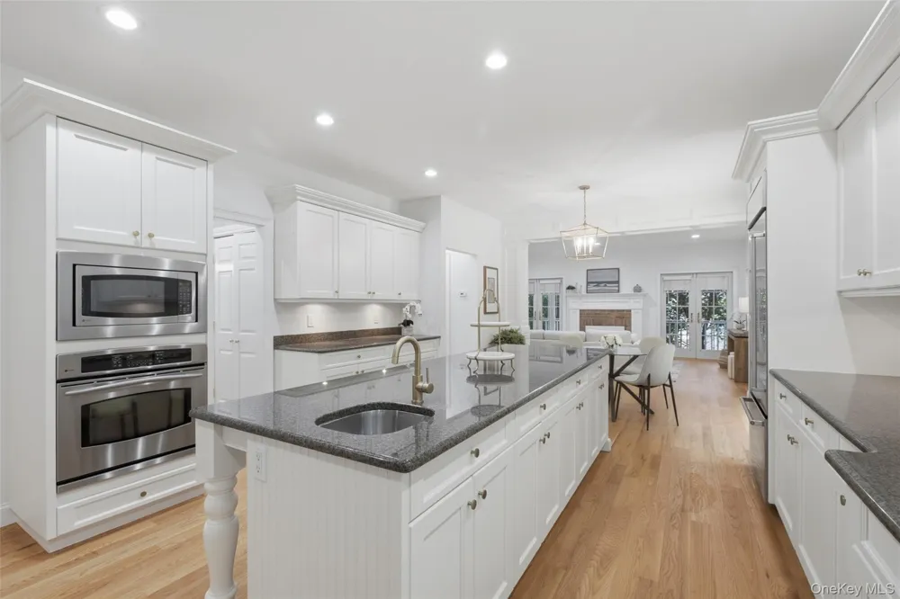 17 Nadworny Lane Stony Brook, NY 11790