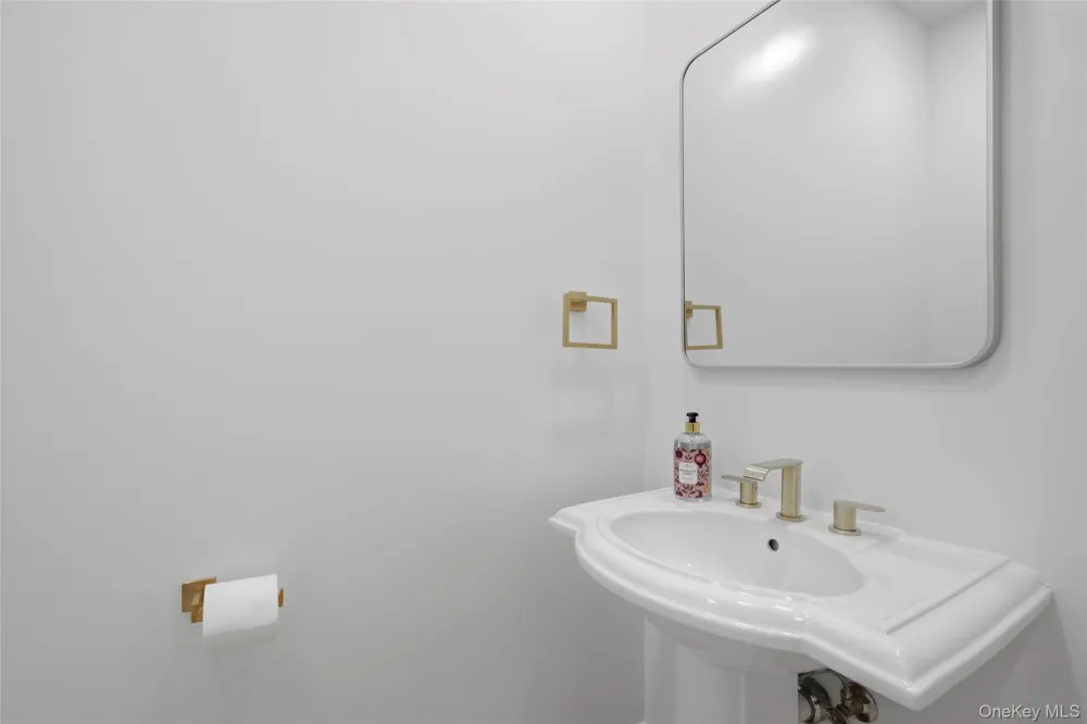 17 Nadworny Lane Stony Brook, NY 11790