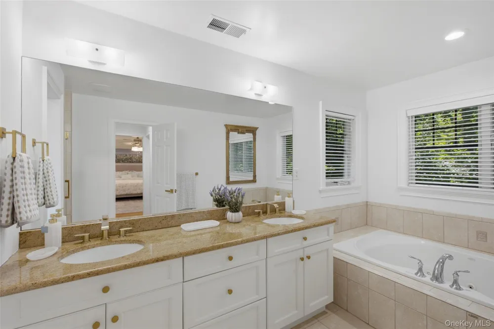 17 Nadworny Lane Stony Brook, NY 11790
