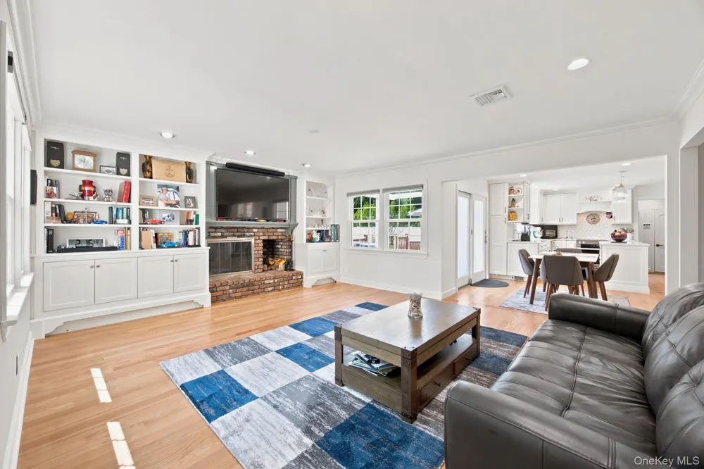 25 Artisan Avenue Huntington, NY 11743