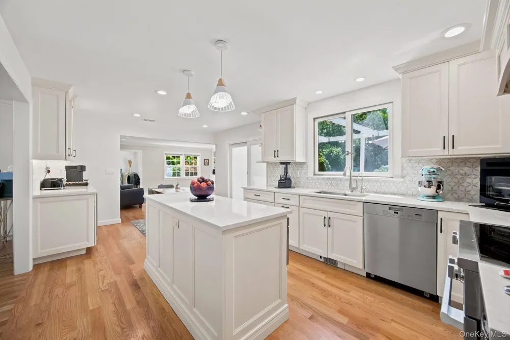 25 Artisan Avenue Huntington, NY 11743