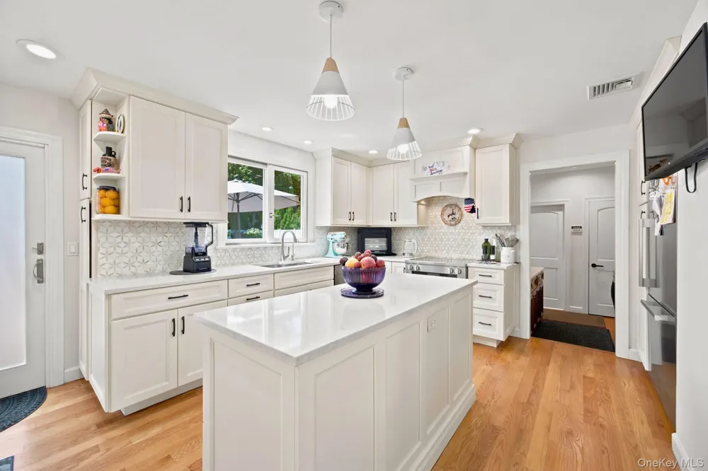 25 Artisan Avenue Huntington, NY 11743