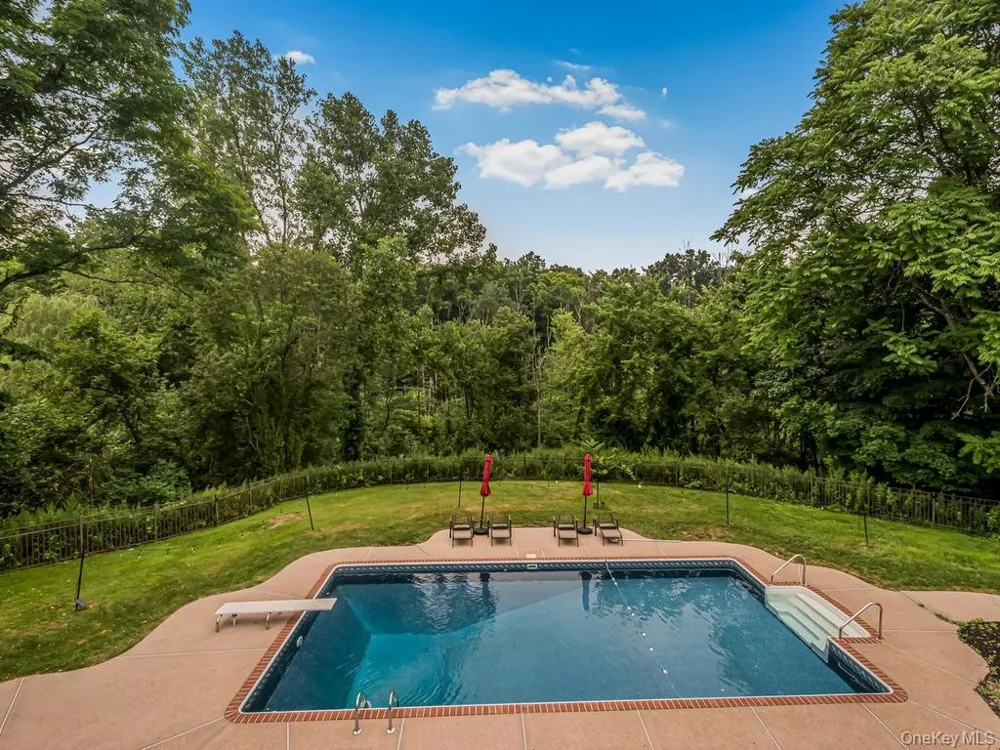 8 Fairgreen Court Cortlandt Manor, NY 10567