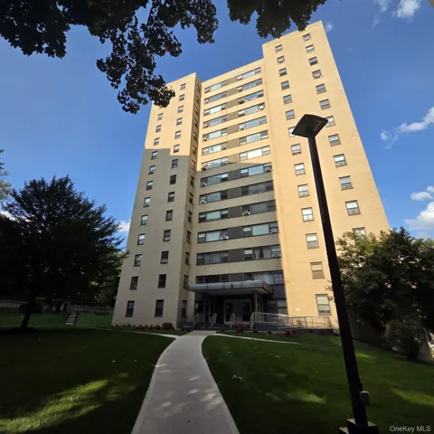 6 Fordham Hill Oval #8H