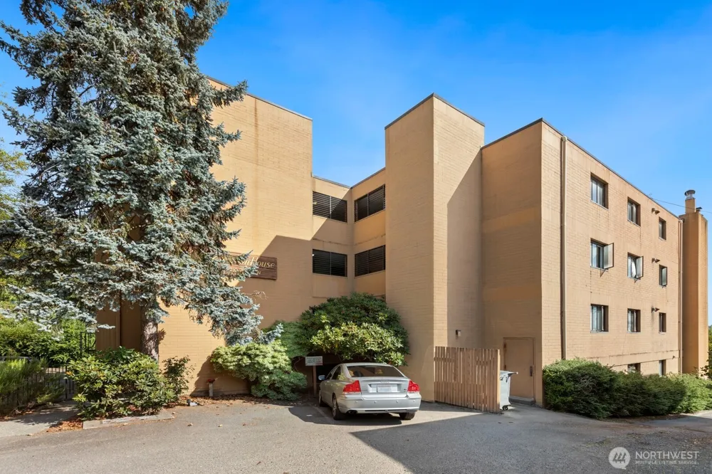 3710 25th Place W #405 Seattle, WA 98199