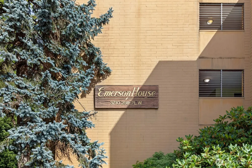 3710 25th Place W #405 Seattle, WA 98199