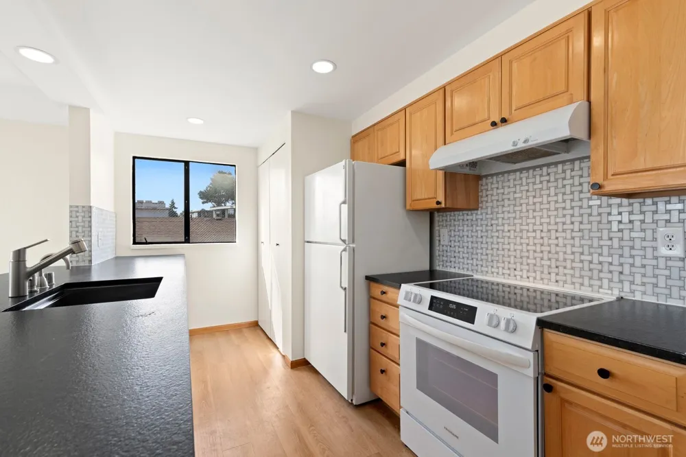 3710 25th Place W #405 Seattle, WA 98199