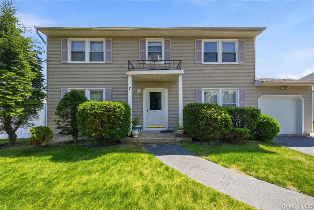 7 Apple Blossom Lane Patchogue, NY 11772