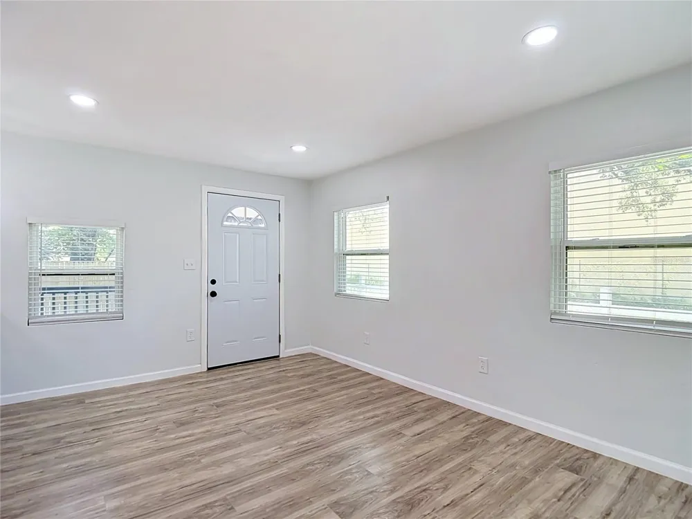 10009 FLORENCE AVENUE Tampa, FL 33612