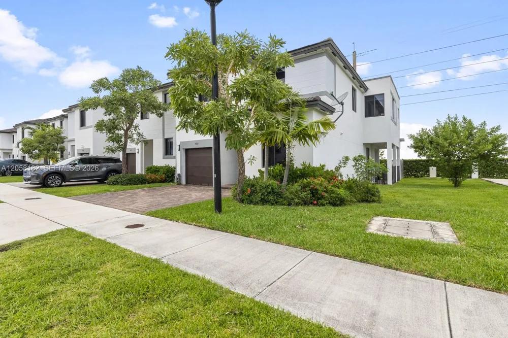 15725 SW 136th Ter Miami, FL 33196