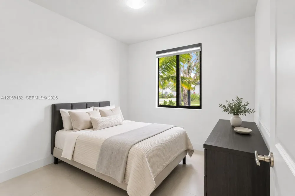15725 SW 136th Ter Miami, FL 33196