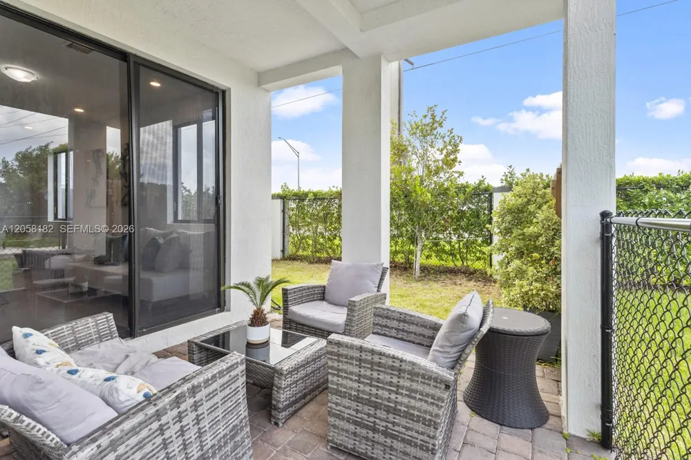 15725 SW 136th Ter Miami, FL 33196