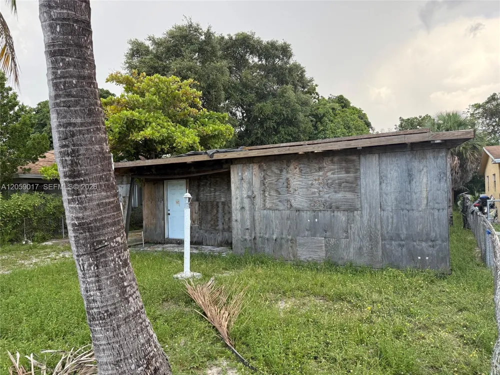 809 NW 108th St Miami, FL 33168