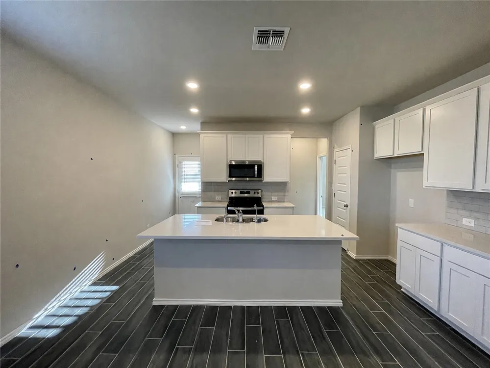 2445 Ayers Drive Seguin, TX 78155