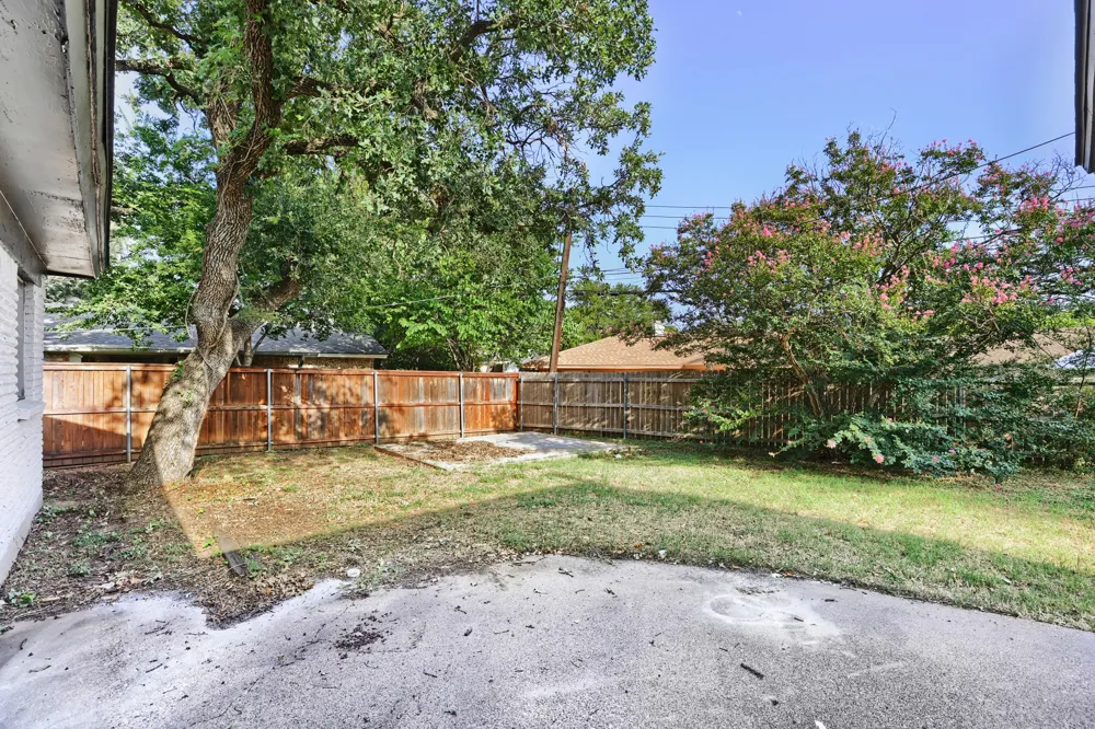 821 Oakwood Avenue Hurst, TX 76053