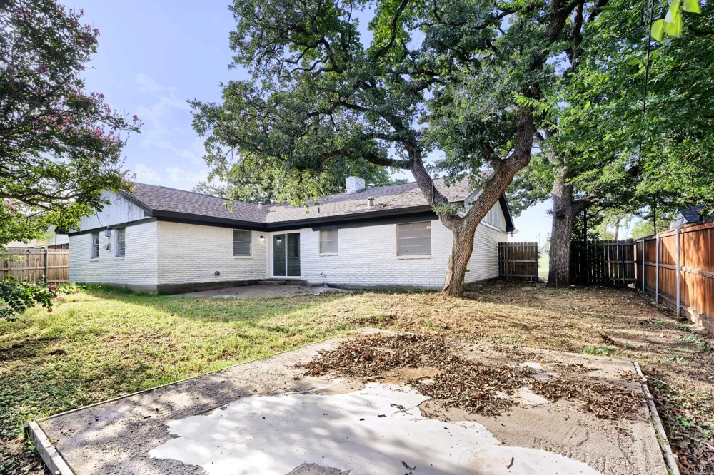 821 Oakwood Avenue Hurst, TX 76053