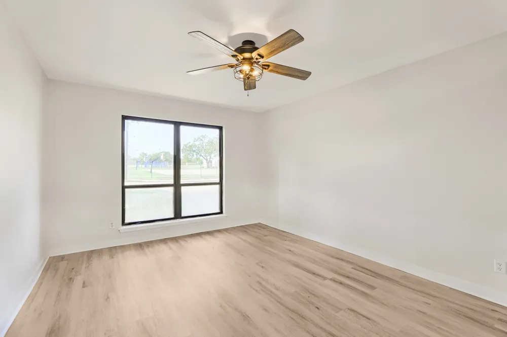 821 Oakwood Avenue Hurst, TX 76053