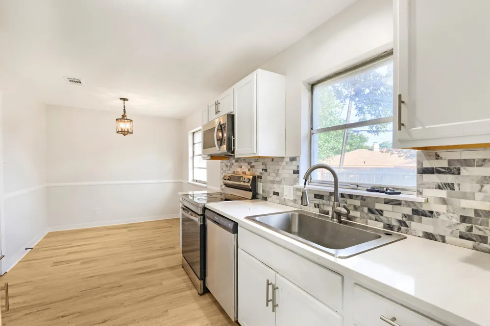 821 Oakwood Avenue Hurst, TX 76053