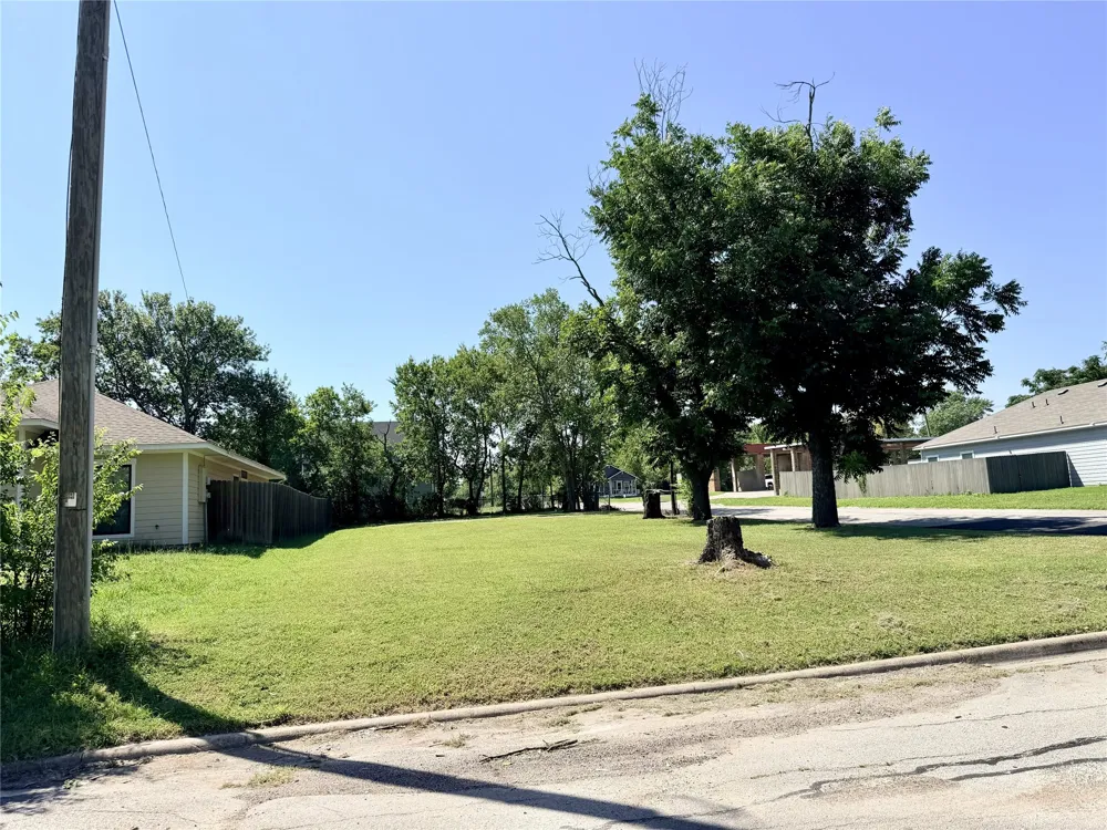 1301 E 6th Avenue Corsicana, TX 75110