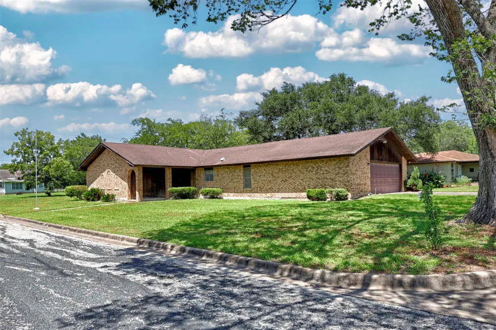 808 Herder Avenue Schulenburg, TX 78956